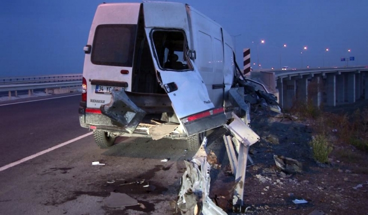 Ticari Araç Bariyerlere Ok Gibi Saplandı: 3 Yaralı