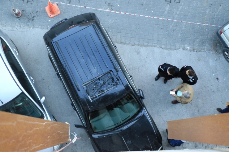 7 Metreden Hastane Bahçesindeki Arabanın Üzerine Atladı