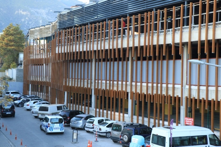 7 Metreden Hastane Bahçesindeki Arabanın Üzerine Atladı