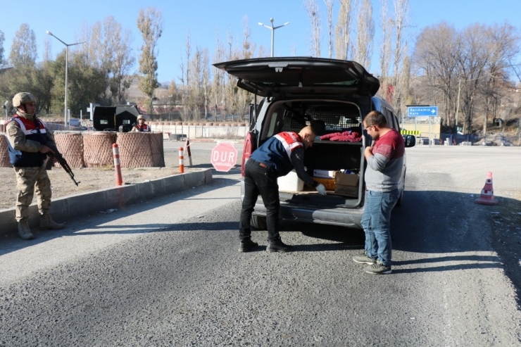 Kars’ta 147 Jandarmanın Katılımıyla Uyuşturucu Uygulaması Yapıldı