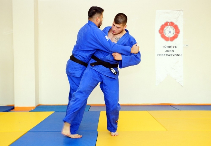 (Özle Haber) Boş Zamanını Geçirmek İçin Başladığı Judo Sporunda Avrupa Üçüncüsü Oldu