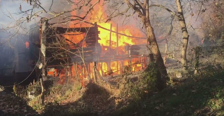 Kastamonu’da Ahşap Ev Yandı