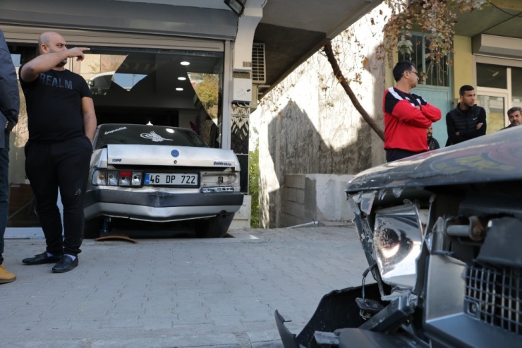 Otomobil Berber Dükkanına Girdi