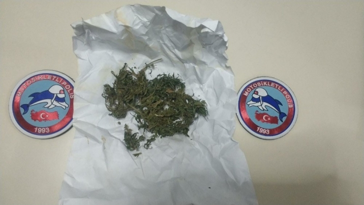 Çalıntı Motosikletle Gezen Şahıstan Uyuşturucu Madde Çıktı