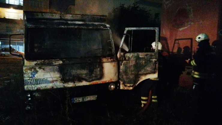 Park Halindeki Hurda Kamyon Alev Alev Yandı