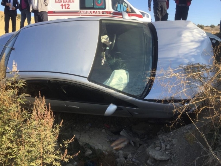 Manisa’da Otomobil Şarampole Yuvarlandı: 2 Yaralı