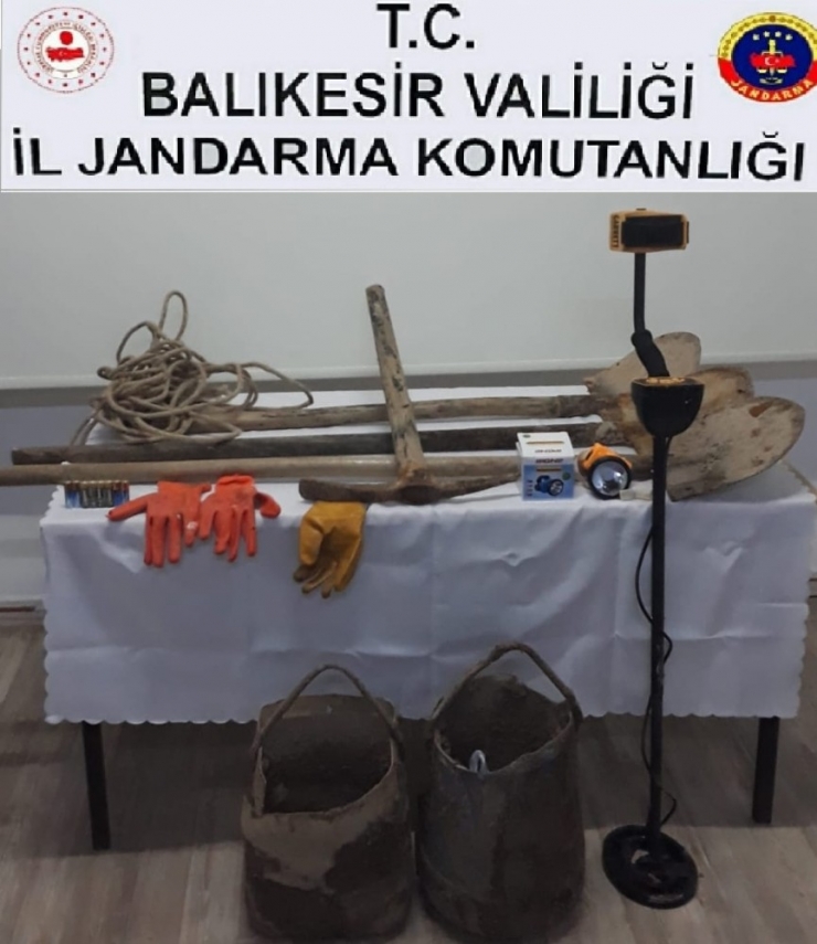 Manyas’ta Define Avcılarına Şok Baskın