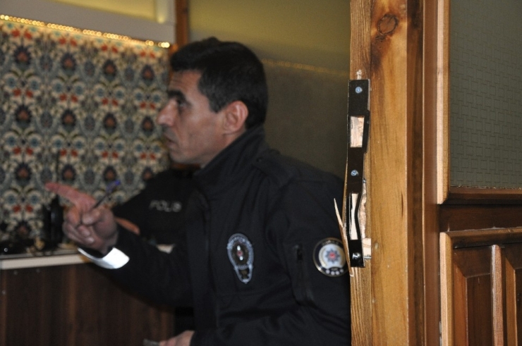 Önce Dua Ettiler, Sonra Kapıyı Kırıp Camiyi Soydular