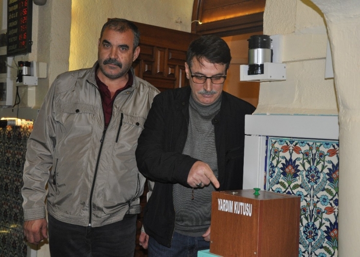 Önce Dua Ettiler, Sonra Kapıyı Kırıp Camiyi Soydular