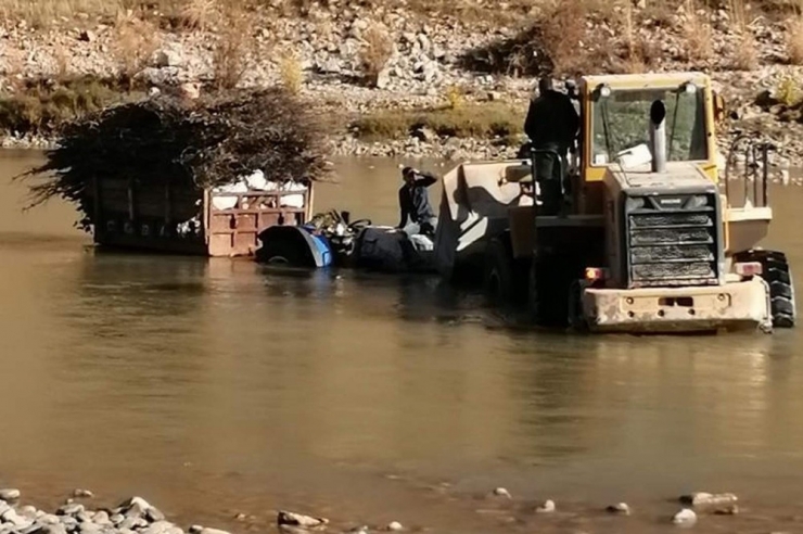 Kısa Yoldan Gitmek İstedi, Suda Mahsur Kaldı