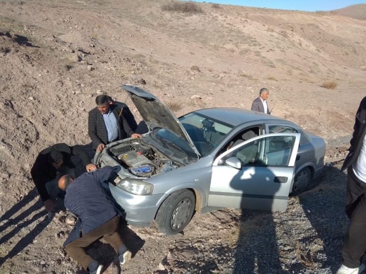 Otomobil Yoldan Çıktı: 2 Yaralı