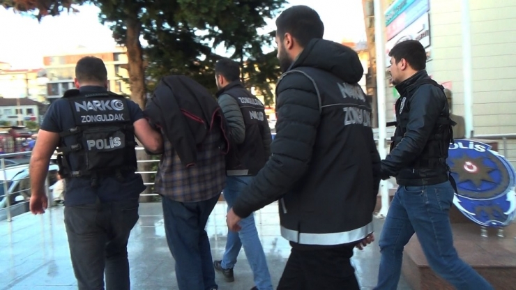 Uyuşturucu Haplarla Yakalanan Zanlı Adliyeye Sevk Edildi