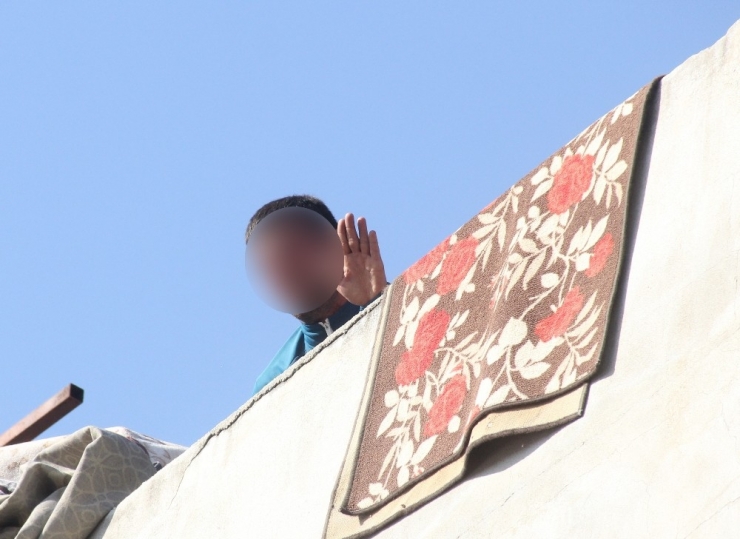 İntihar Girişiminde Bulunan Genci Arkadaşları İkna Etti