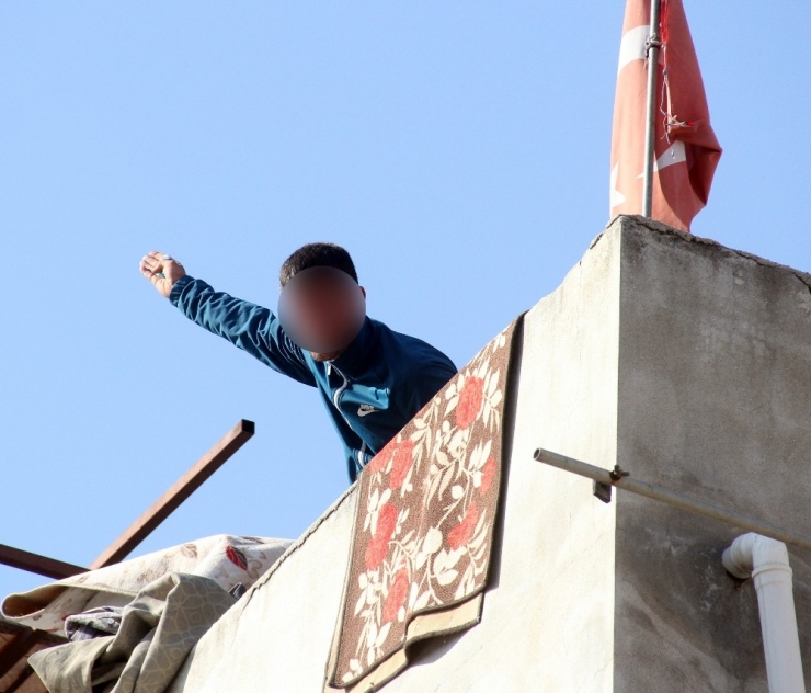 İntihar Girişiminde Bulunan Genci Arkadaşları İkna Etti