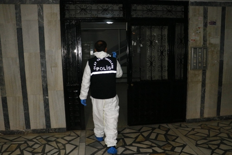 Kötü Kokular Gelen Dairede Yaşlı Adamın Cesedi Çıktı