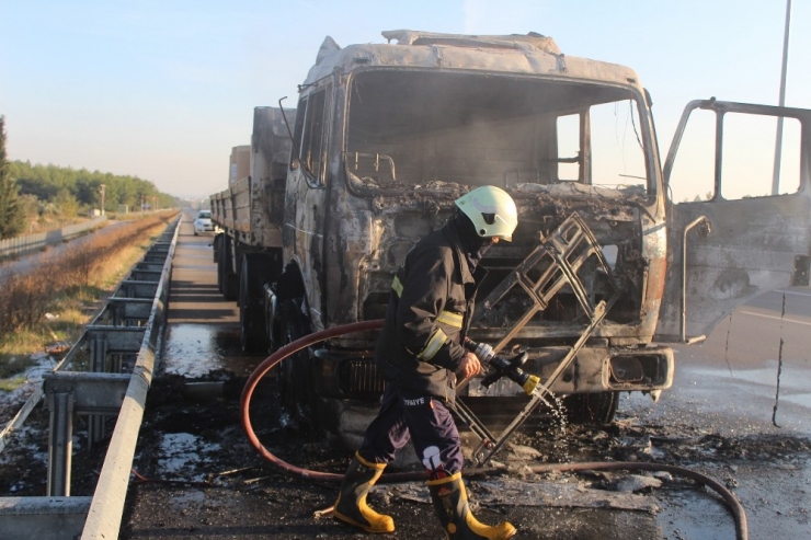 Antalya’da Bobin Kağıdı Yüklü Tır Alev Alev Yandı