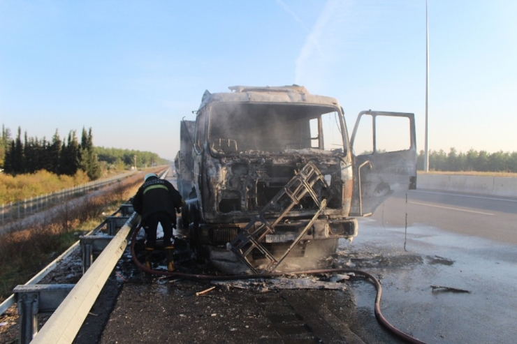 Antalya’da Bobin Kağıdı Yüklü Tır Alev Alev Yandı