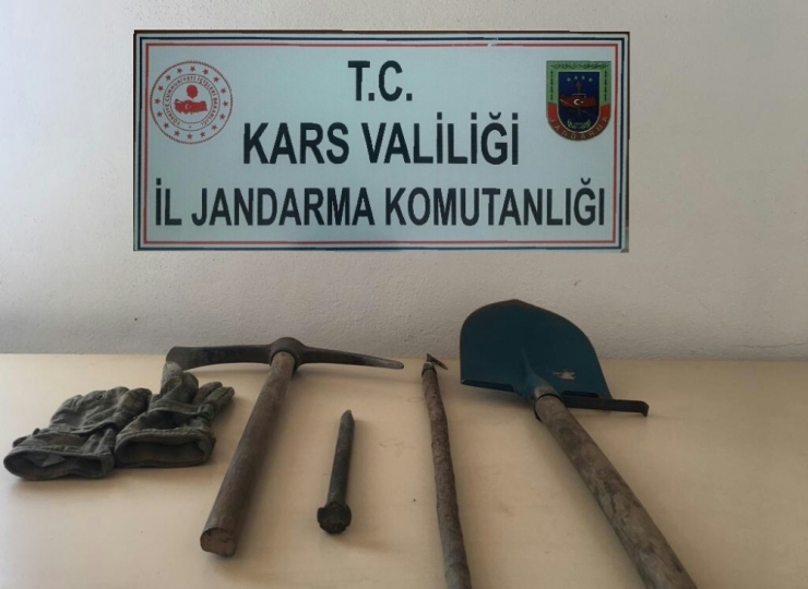 Arpaçay’da Defineciler Suçüstü Yakalandı