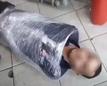 Engelli Genci Kendi İsteği İle Streç Filme Sarmışlar