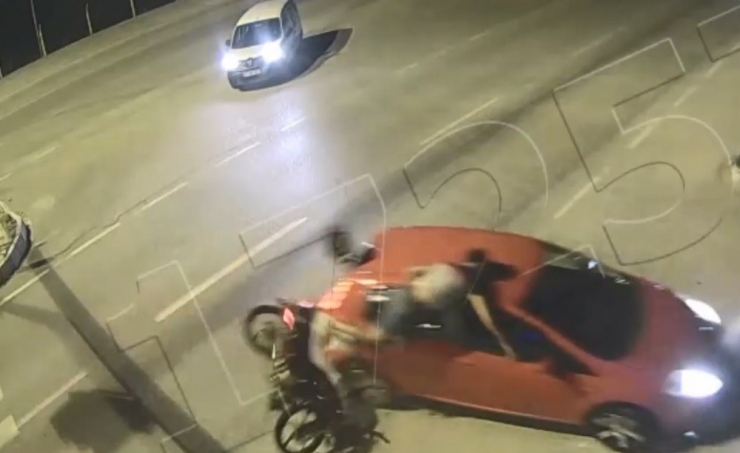 Motosikletli Sürücülerin Ölümden Döndüğü Anlar Şehir Polis Kamerasında