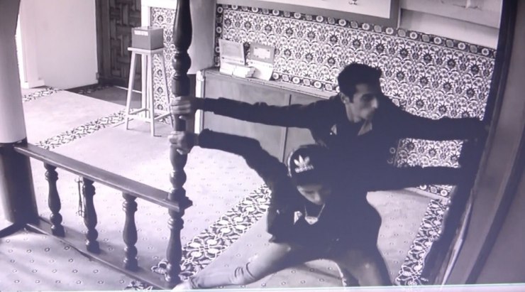 Camide Dua Ettikten Sonra Hırsızlık Yapan Şahıslar Tutuklandı