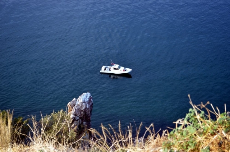 Bursa’da Genç Kızın Denize Atlayıp İntihara Kalkıştığı Anlar Kamerada
