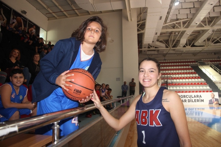 Minik Basketbolcular Ablalarıyla Buluştu