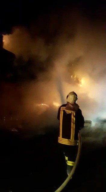 Tekstil Ürünleri Ve Bakır Kablolar Taşıyan Tırda Yangın