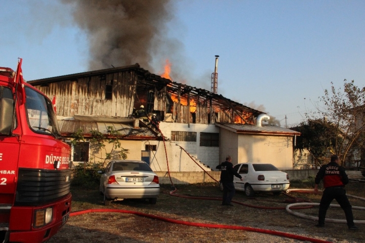 Düzce’de Ahşap Atölyesinde Yangın Çıktı, Alevler Gökyüzüne Ulaştı