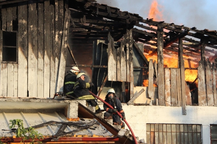 Düzce’de Ahşap Atölyesinde Yangın Çıktı, Alevler Gökyüzüne Ulaştı