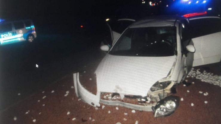 Kaçak Göçmenleri Taşıyan Araç Kaza Yaptı: 2 Yaralı