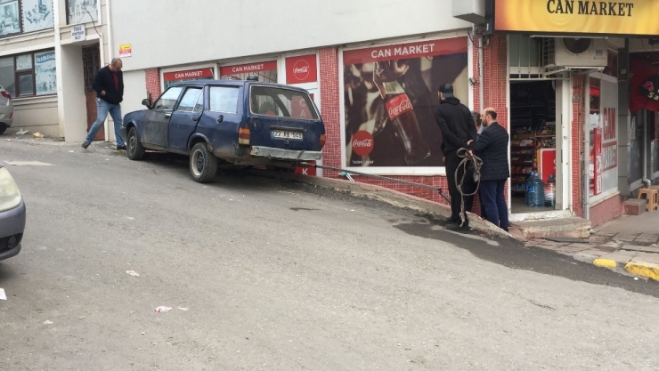 Otomobil Merdiven Trabzanlarını Kırıp Marketin Camına Çarptı