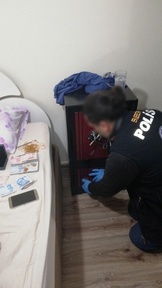 İzmir’de İki Ayrı Kaçakçılık Operasyonu: 4 Gözaltı