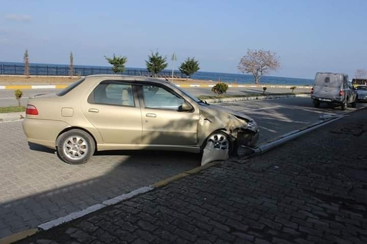 Otomobil Aydınlatma Direğine Çarptı: 1 Yaralı