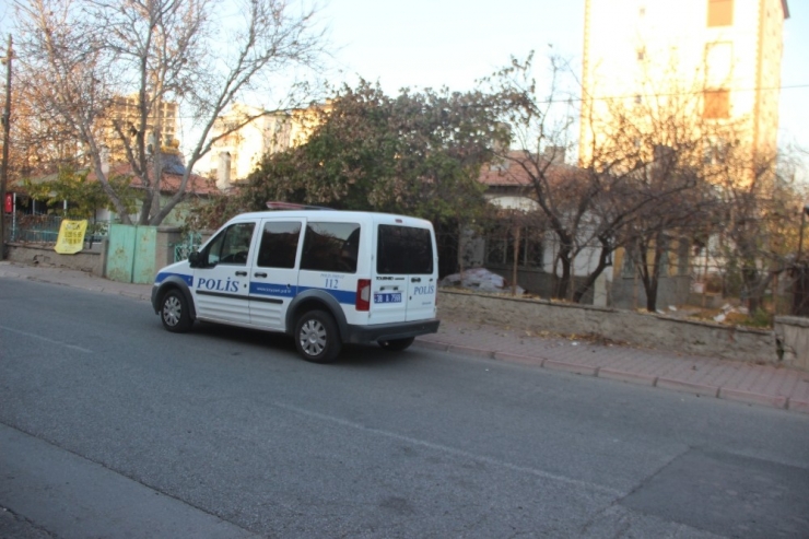 Evde Kilitli Kalan Yaralı Çocuğu Komşuları Kapıyı Kırarak Kurtardı