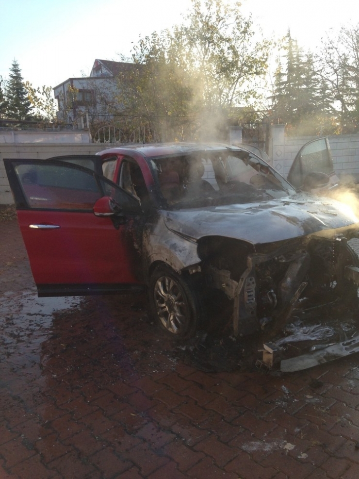 Park Halindeyken Alev Alan Otomobil Kullanılamaz Hale Geldi