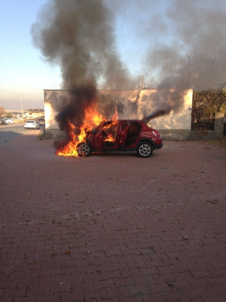 Park Halindeyken Alev Alan Otomobil Kullanılamaz Hale Geldi