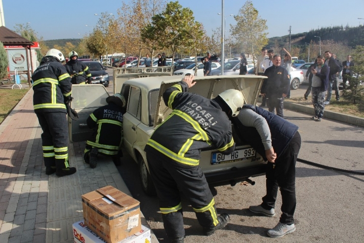 Park Halinde Alev Alan Otomobili Yanmaktan Vatandaşlar Kurtardı