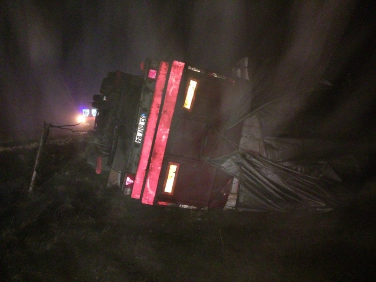 Saman Balyası Yüklü Tır Devrildi: 2 Yaralı