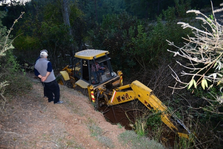 Yamaçtan Düşerek Arka Ayakları Kırılan İnek İçin Kurtarma Operasyonu