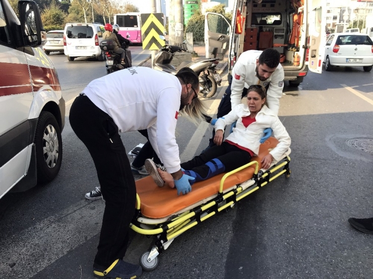 Kazada Yaralanan Kadın Çaresizce Yerde Ambulans Bekledi