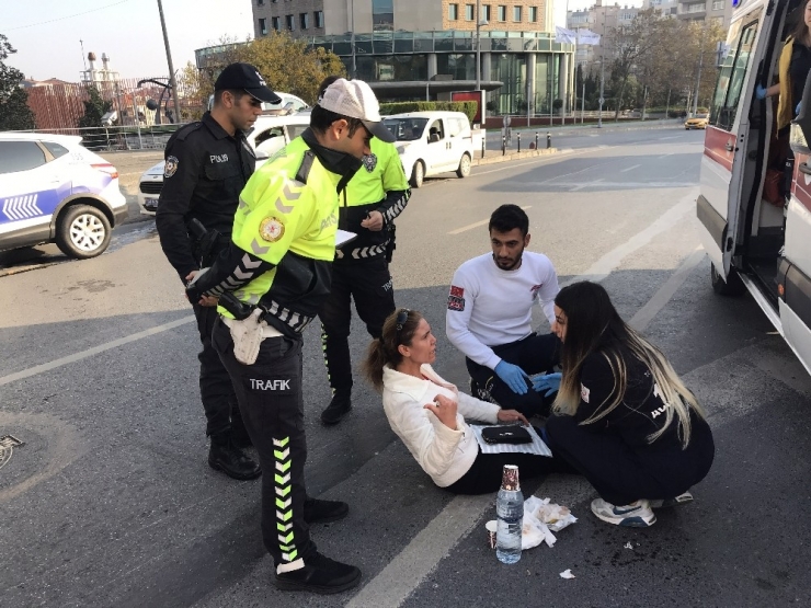 Kazada Yaralanan Kadın Çaresizce Yerde Ambulans Bekledi