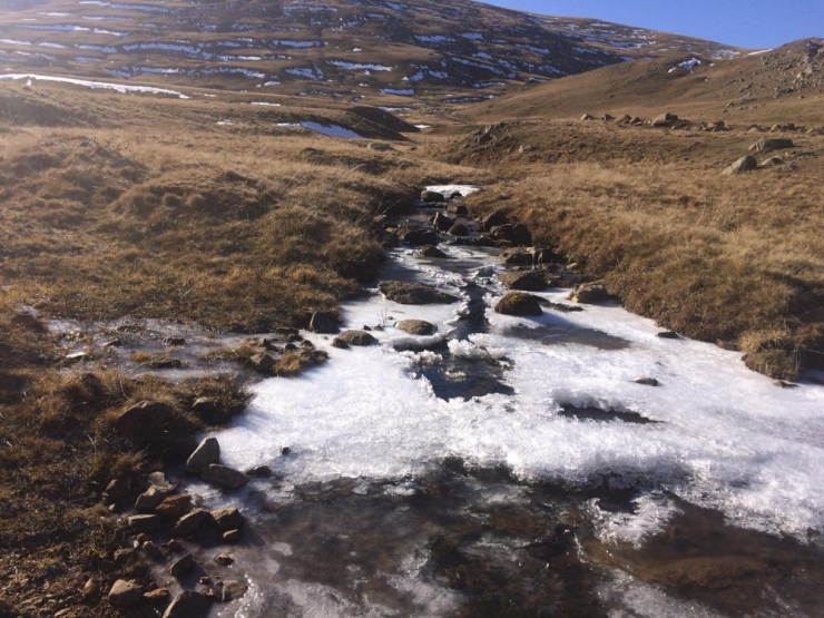 Aşırı Soğuktan Dereler Dondu