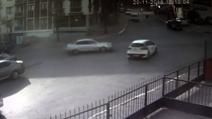 Pendik’te İki Otomobilin Birbirine Girdiği Kaza Kamerada