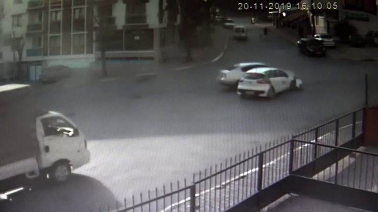 Pendik’te İki Otomobilin Birbirine Girdiği Kaza Kamerada
