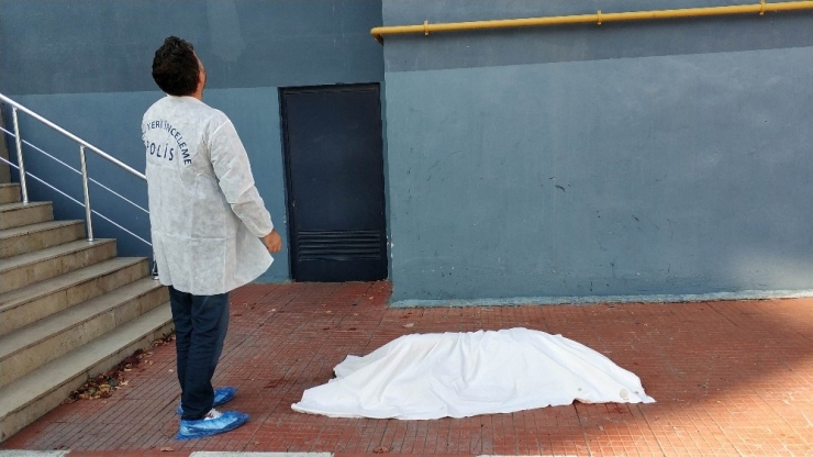 Kimya Profesörü Kadın Kendini 4. Kattan Atarak İntihar Etti