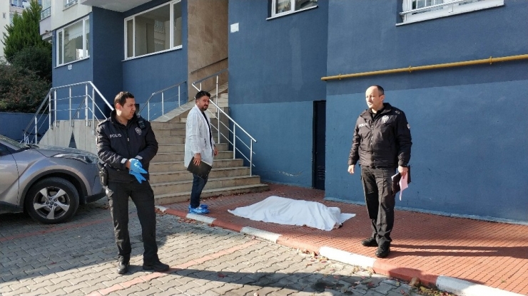 Kimya Profesörü Kadın Kendini 4. Kattan Atarak İntihar Etti