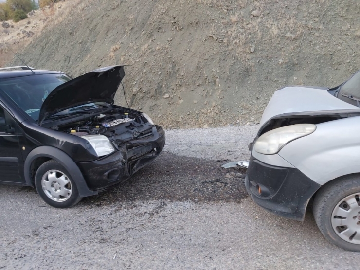 Siirt’te İki Araç Çarpıştı: 4 Yaralı