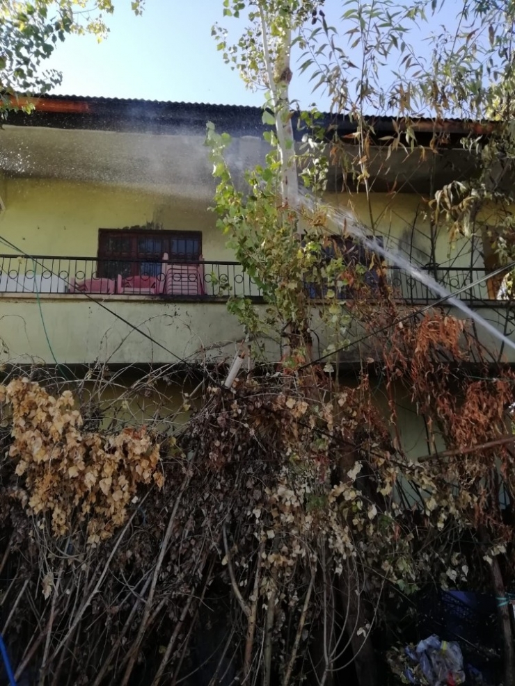 Van’da Çatı Yangını