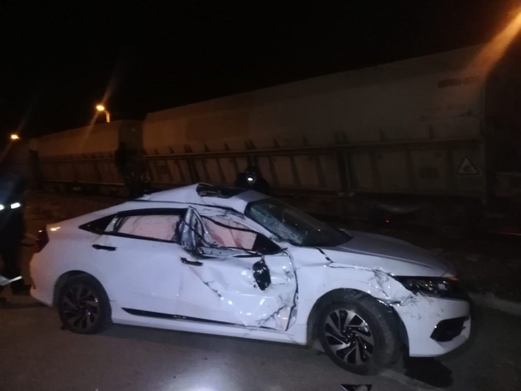 Otomobile Tren Çarptı